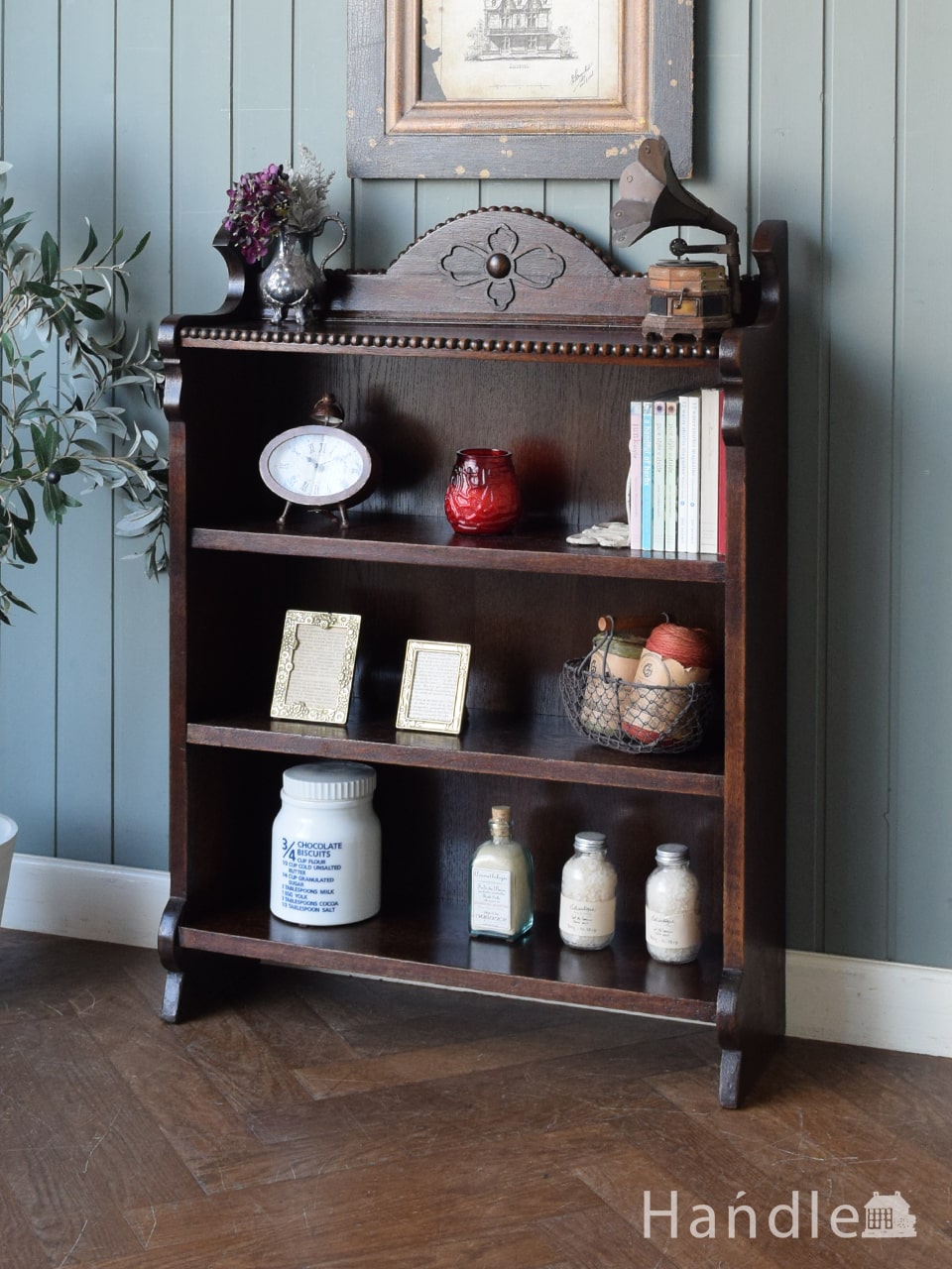 ビーディングの縁取りが美しいオープンシェルフ、イギリスから届いたアンティークの本棚