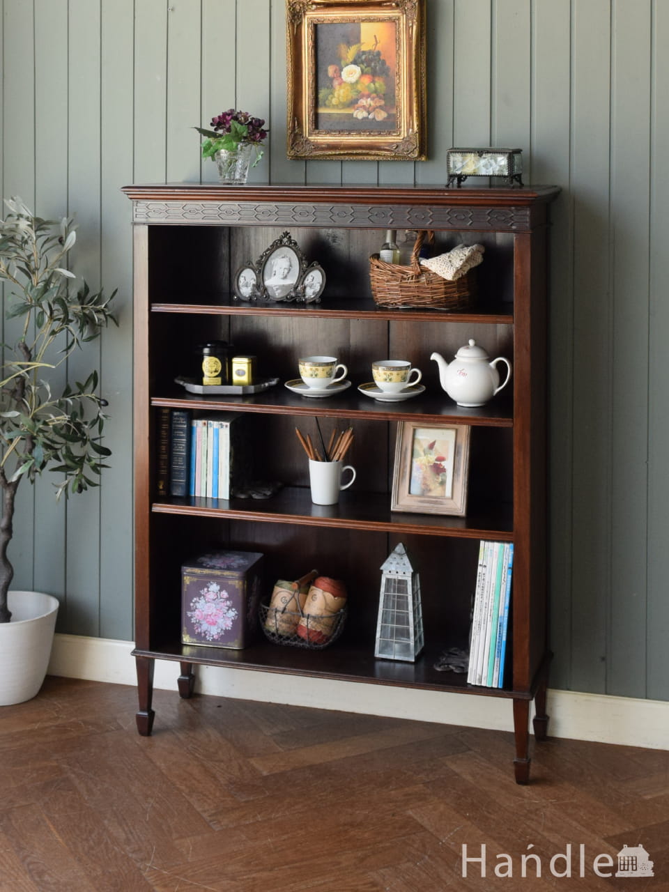 ストラップワークが美しいシノワズリ様式の本棚、マホガニー材のアンティークオープンシェルフ