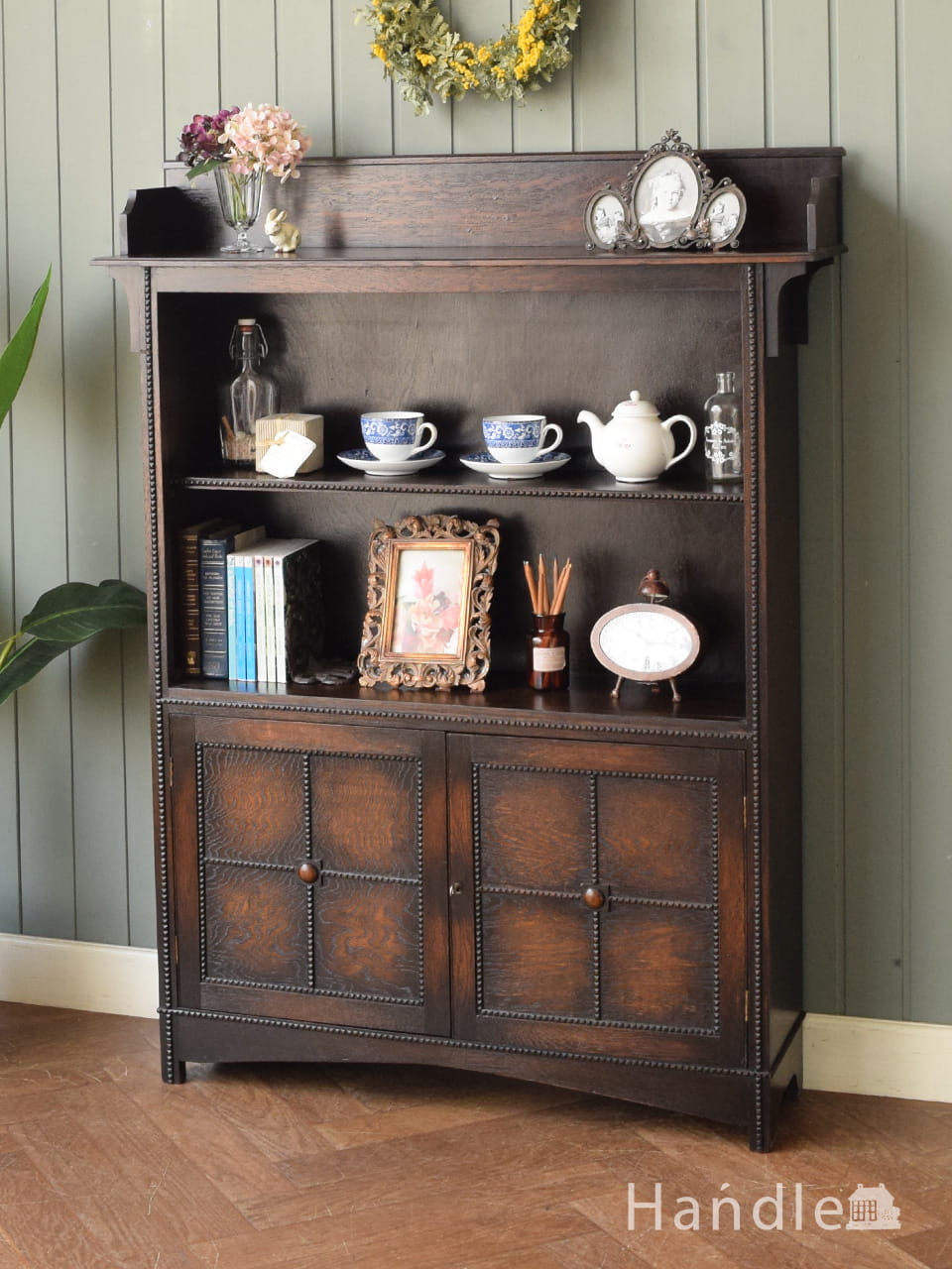 重厚な雰囲気漂うオーク材のアンティーク本棚、英国から届いたブックシェルフ (q-2089-f)