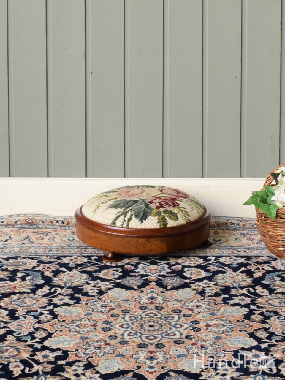 プチポワンで描かれたバラのお花が美しいスツール、ウォールナット材のアンティークフットスツール