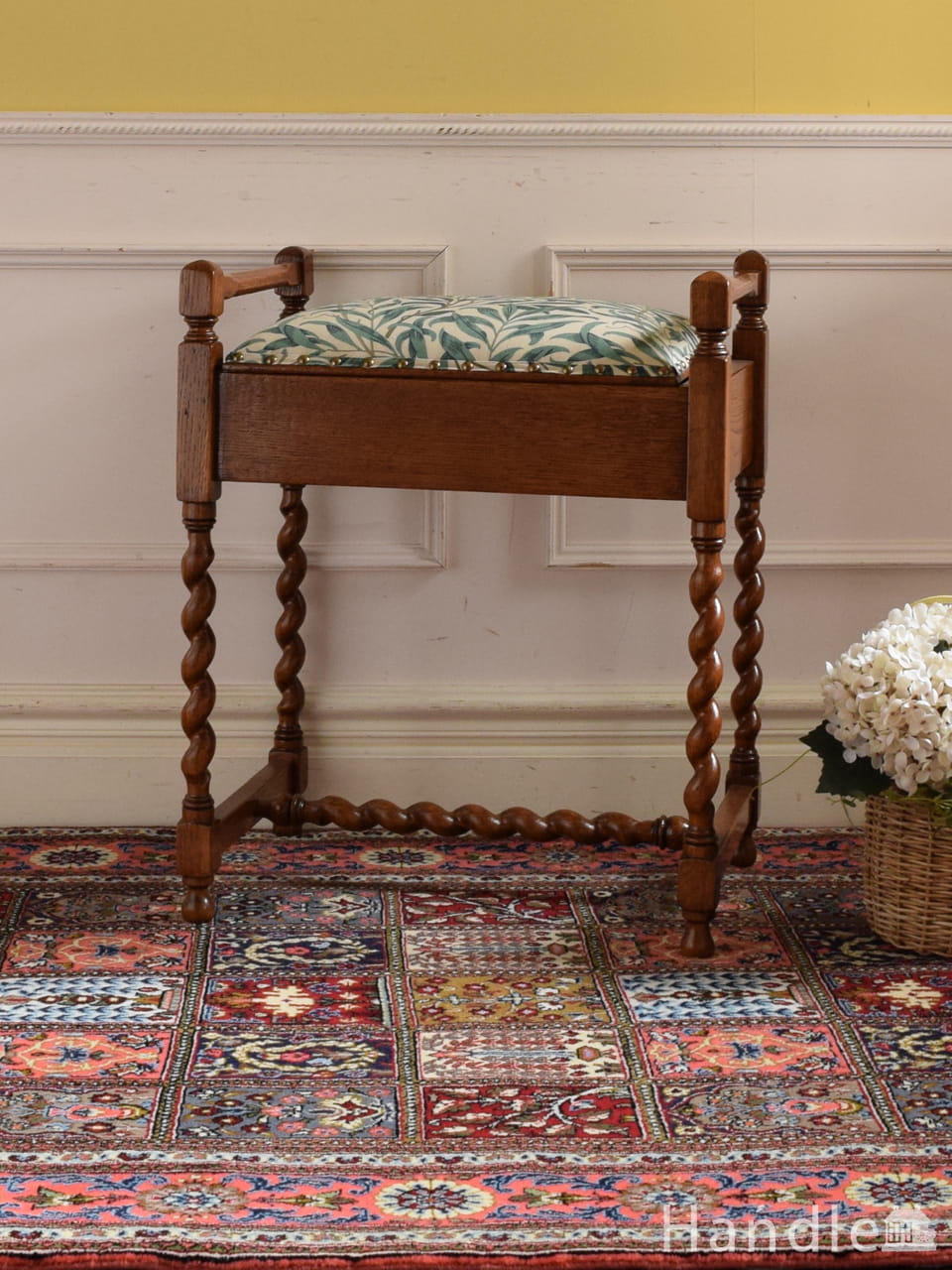 ツイスト足が美しい収納付きのアンティークスツール、ウィリアムモリス座面がおしゃれな英国の椅子
