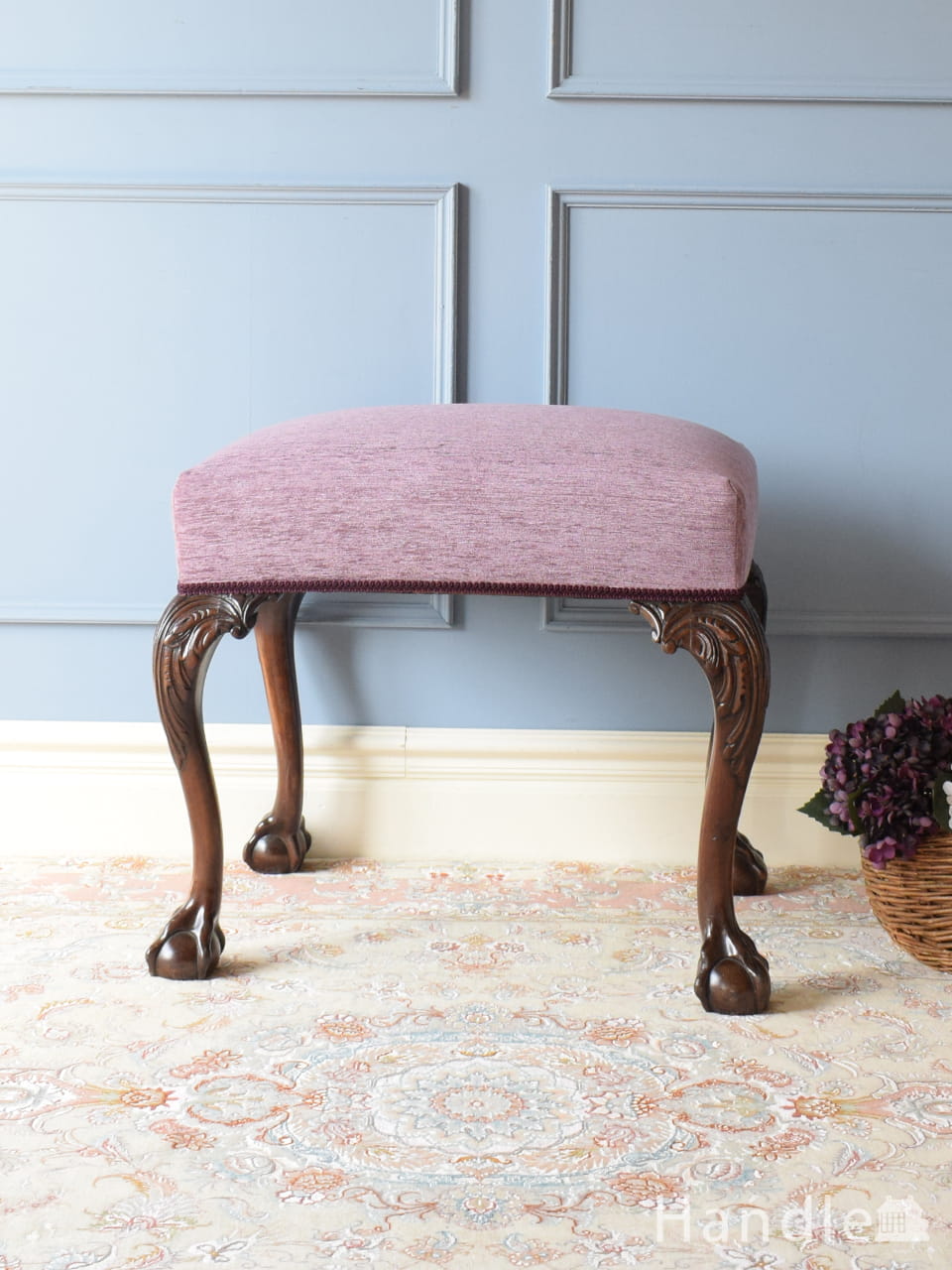 クロウ＆ボールの足先が美しいマホガニー材の椅子、英国アンティークのおしゃれなスツール