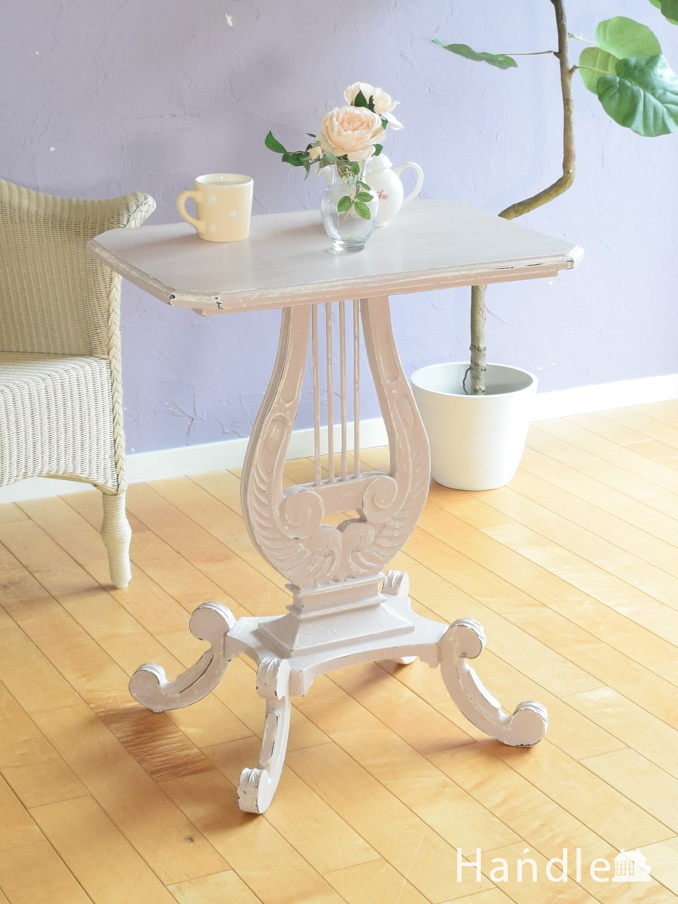 シャビーシックなフレンチアンティーク風の家具、ペイント仕上げのサイドテーブル