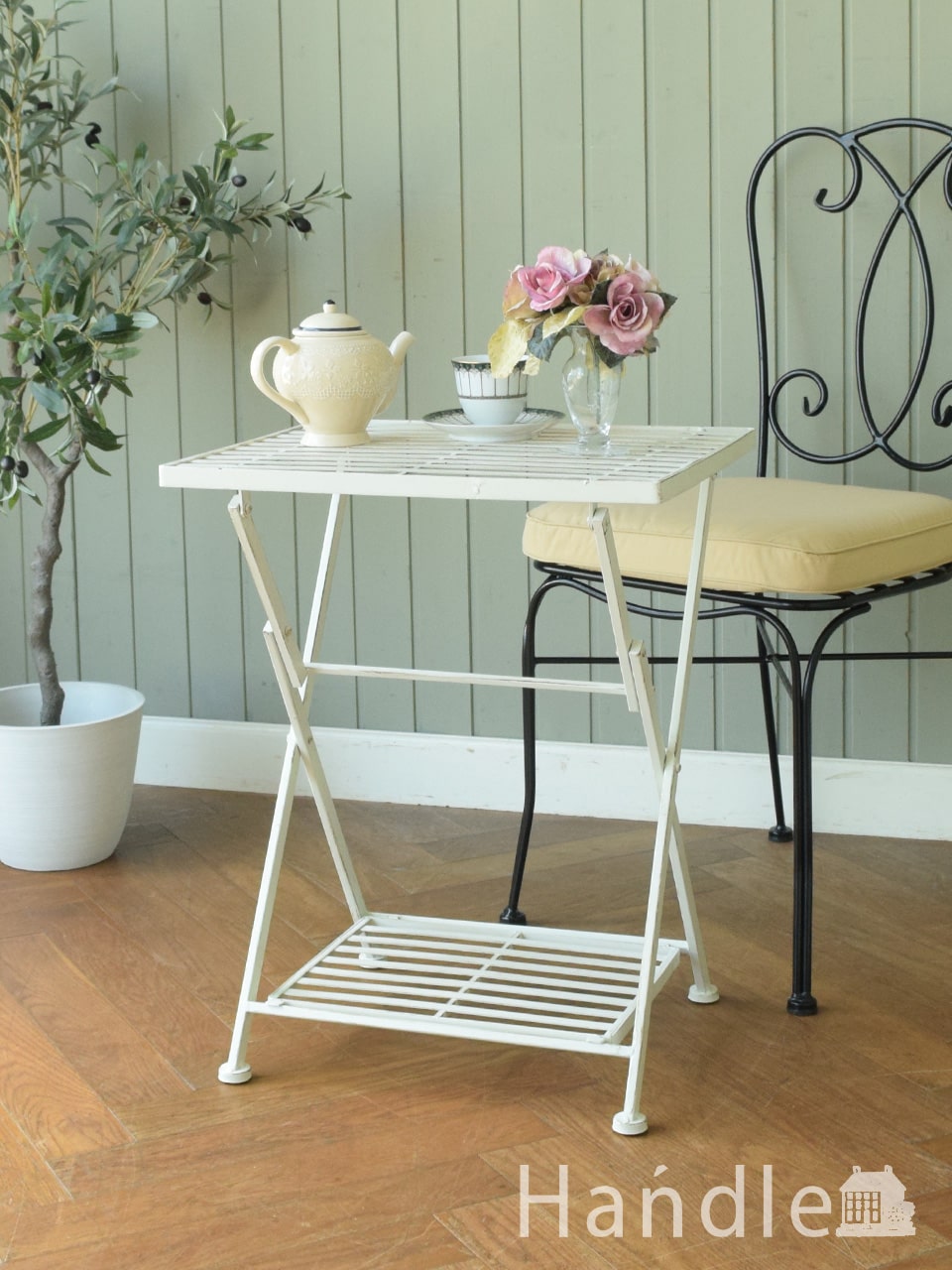 アンティーク調のおしゃれなガーデン家具、ペイント仕上げの折り畳み式テーブルシェルフ（ホワイト）