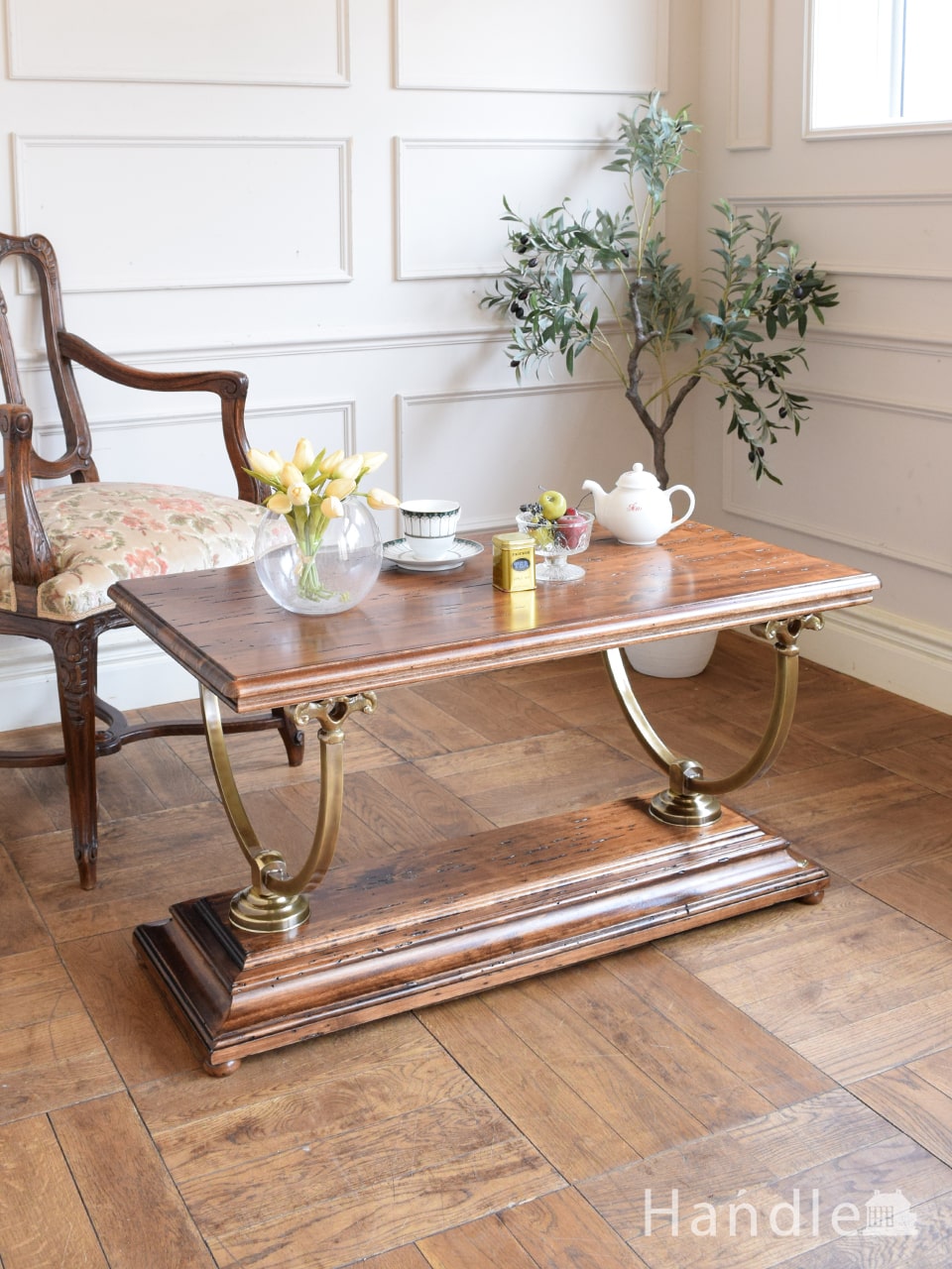 イタリアから届いたアンティーク調の家具、ゴールドの脚がお洒落なリビングテーブル (y-442-f)
