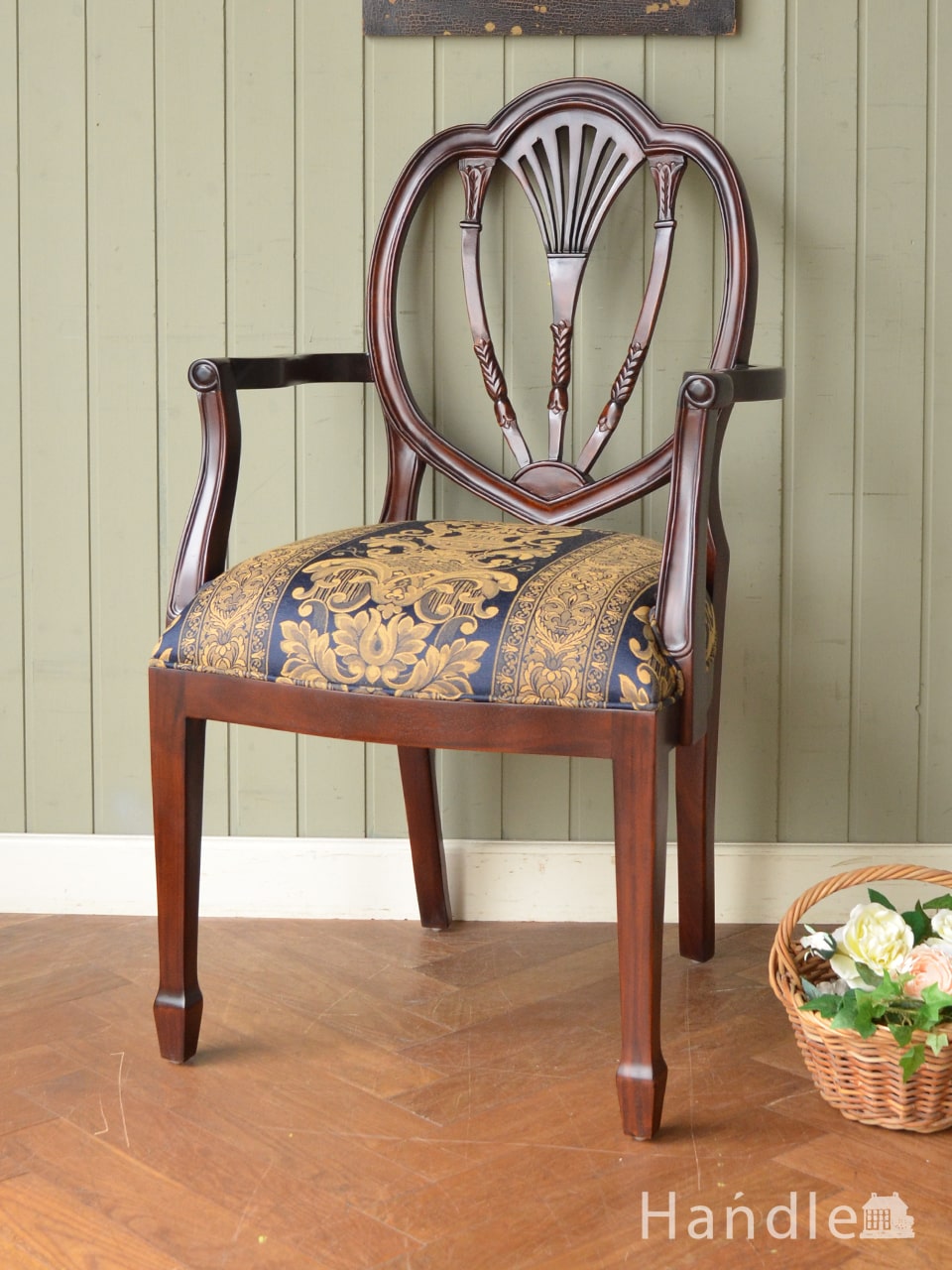 アンティーク風のおしゃれな椅子、背もたれの装飾が美しいアーム付きのヘップルホワイトチェア (y-232-c)