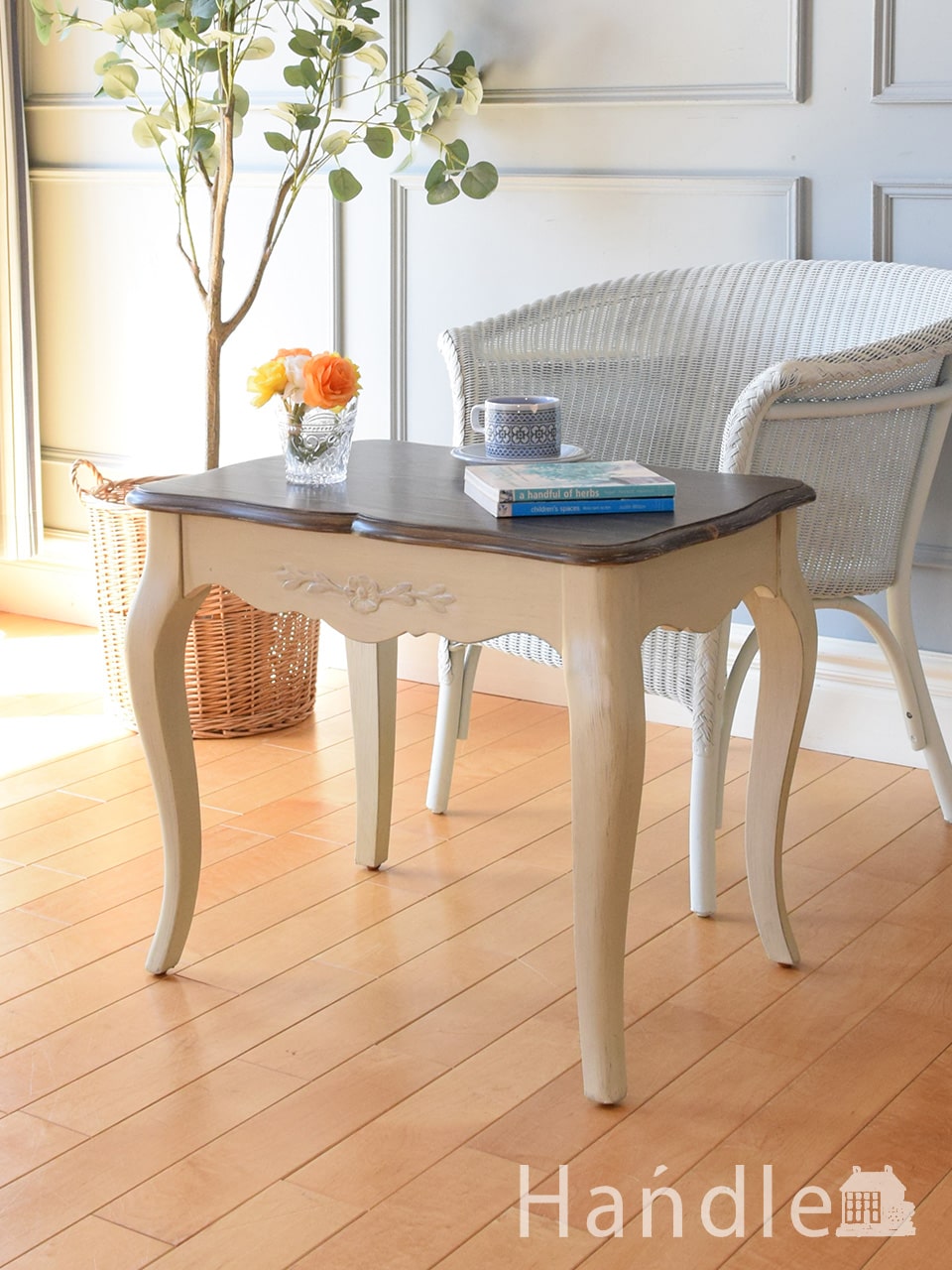 フランスのアンティーク調のおしゃれなローテーブル、シャビーシックな雰囲気のローテーブル