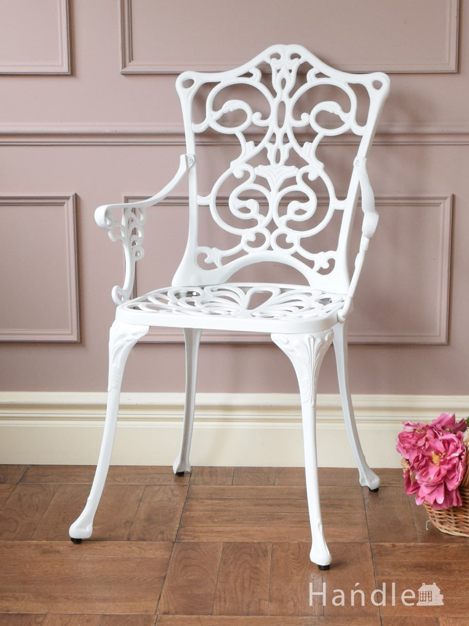 アーム付きの白いガーデンチェア、フレンチアンティーク調のおしゃれな椅子（WH） (y-560-c)