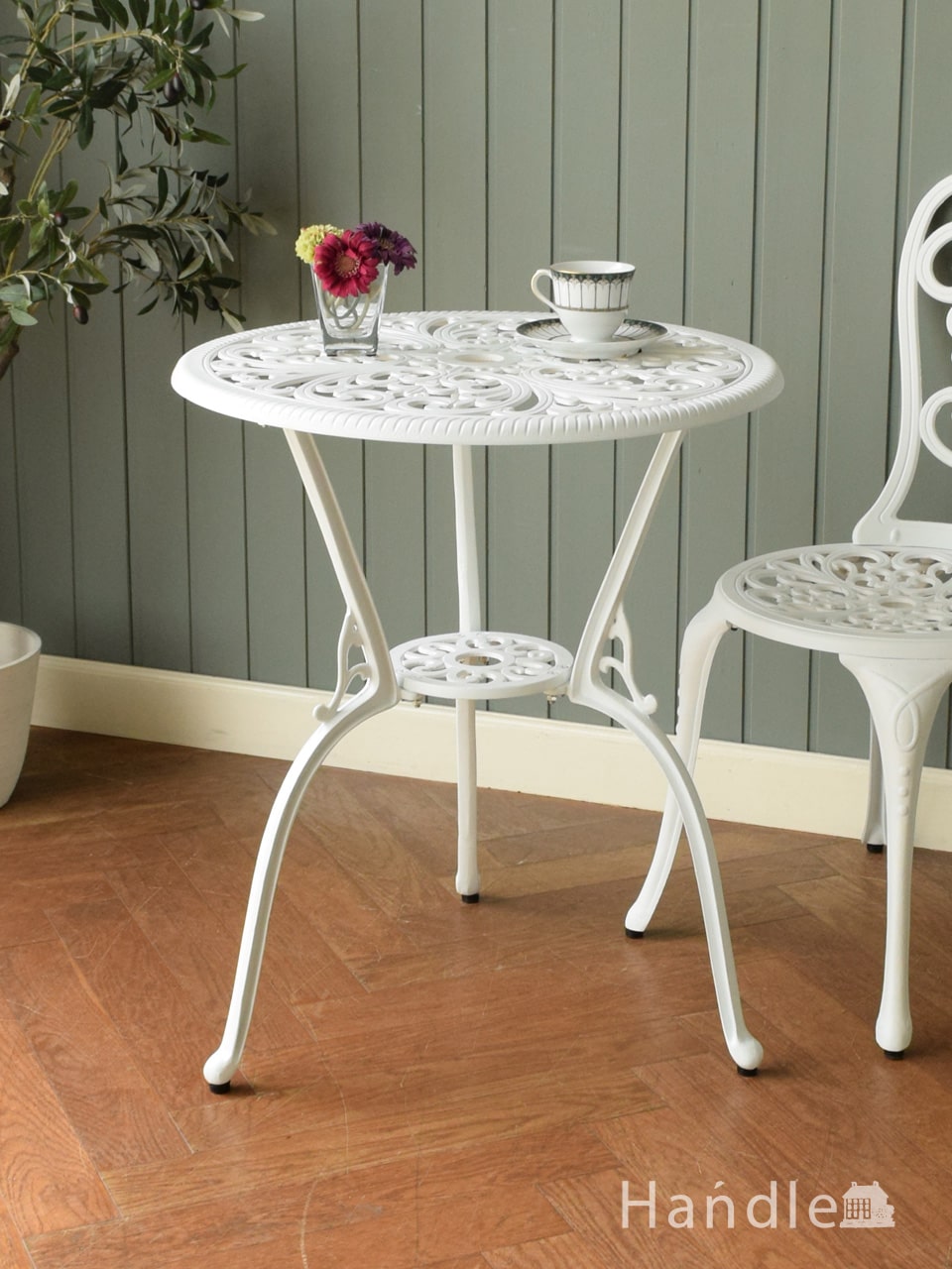 アンティーク風の白いガーデンテーブル、おしゃれなレース模様のテーブル（WH・60cm） (y-565-f)