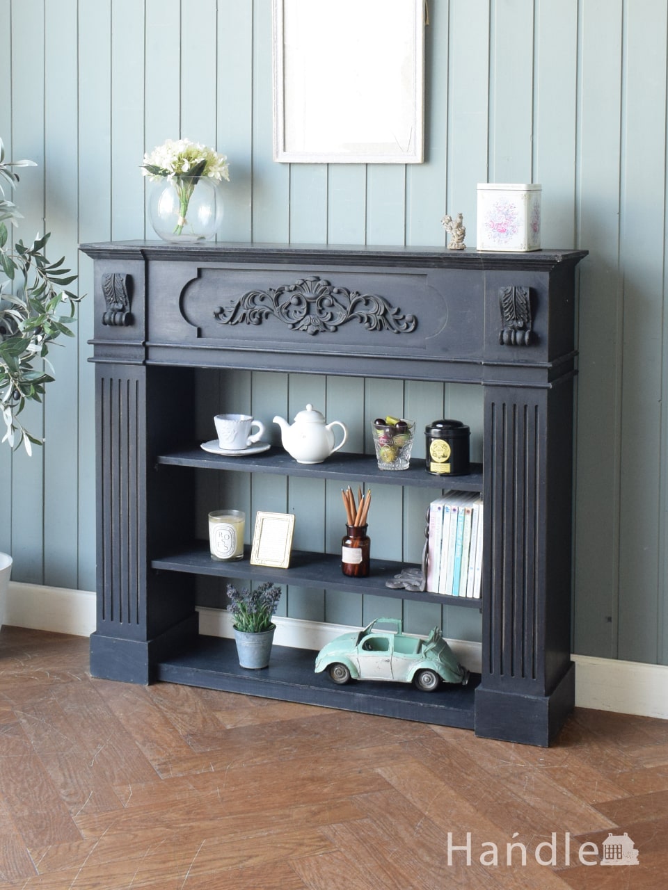 フレンチシャビーシックのおしゃれな飾り棚、フレンチアンティーク調のマントルピース