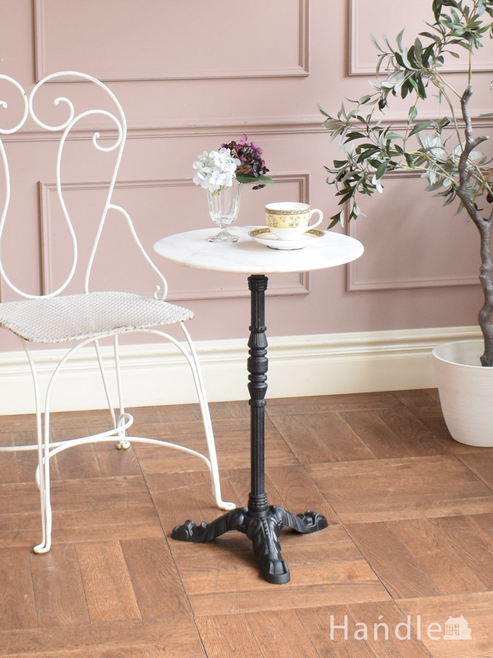 白い大理石の丸い天板が優雅なサイドテーブル、フレンチアンティークスタイルのカフェテーブル (y-615-f)