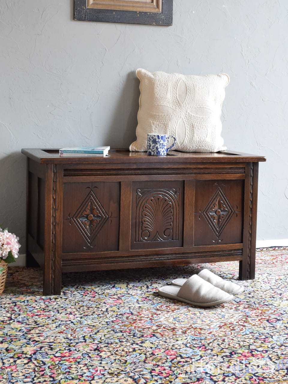 彫りがおしゃれなアンティークボックス収納、イギリスから届いたオーク材のコファ