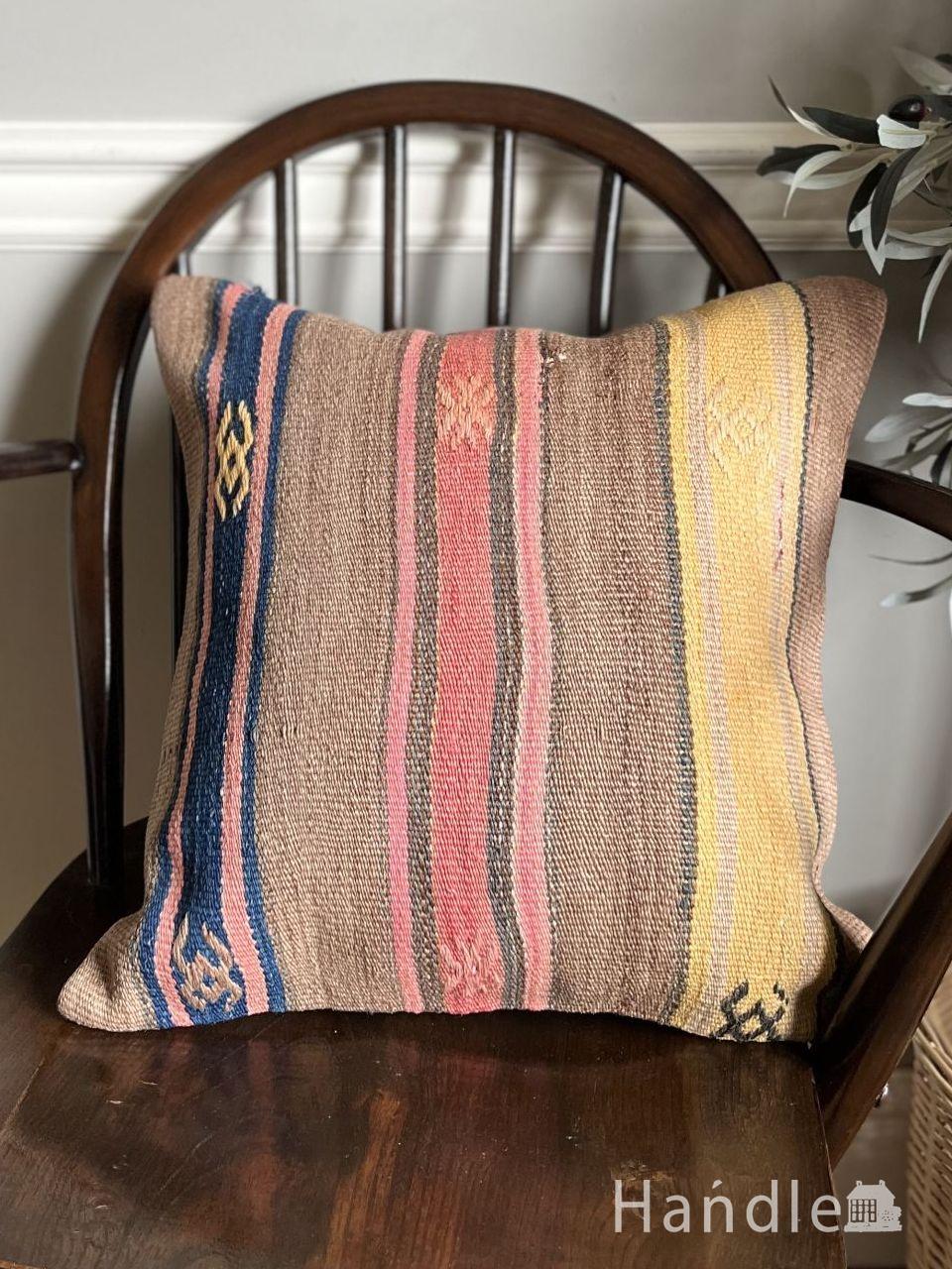 ストライプ模様のオールドキリム、プトラック（Pitrak）のおしゃれなクッション 