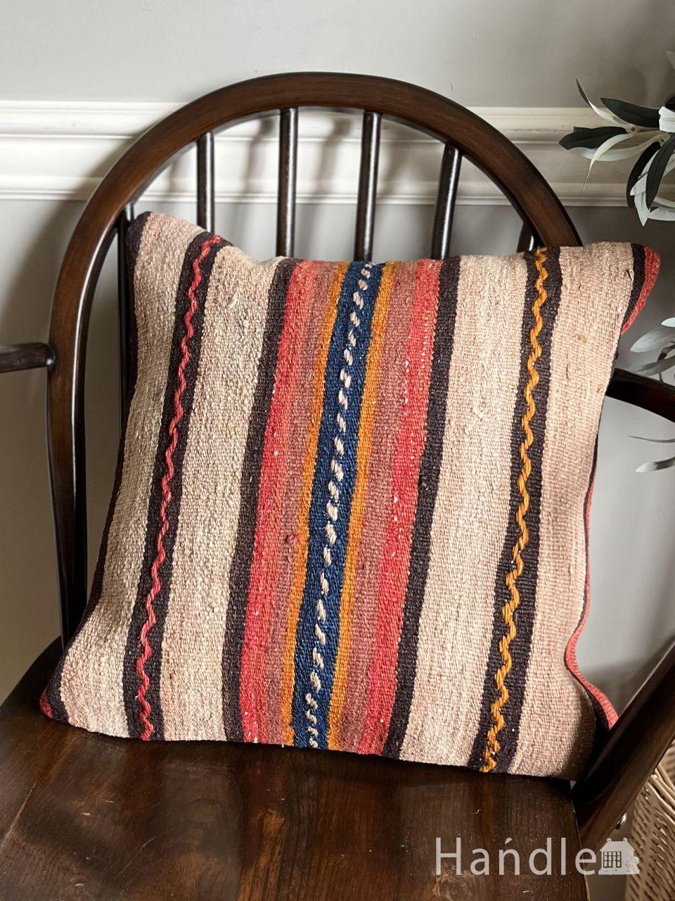 あたたかみがある色使いのオールドキリム、ストライプ模様のクッションカバー