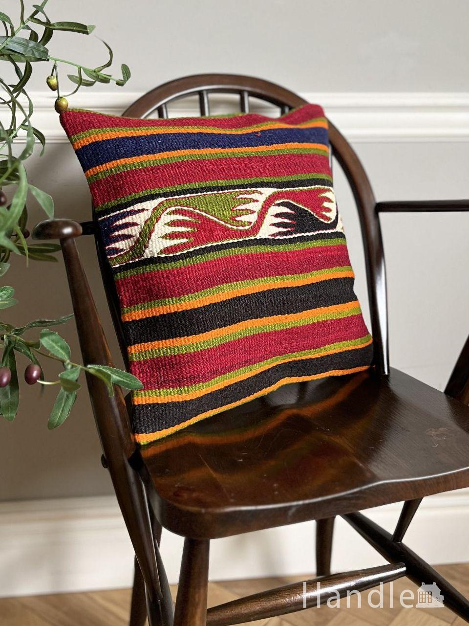 幾何学模様のおしゃれなクッションカバー、北欧スタイルのストライプ模様のオールドキリム