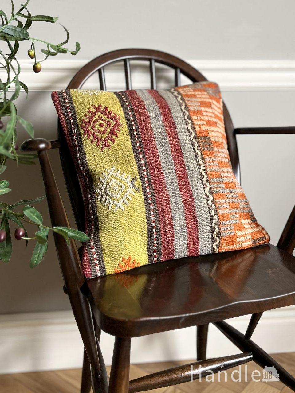 落ち着いた色使いがカッコいいキリム、幾何学模様のオールドキリムのクッションカバー