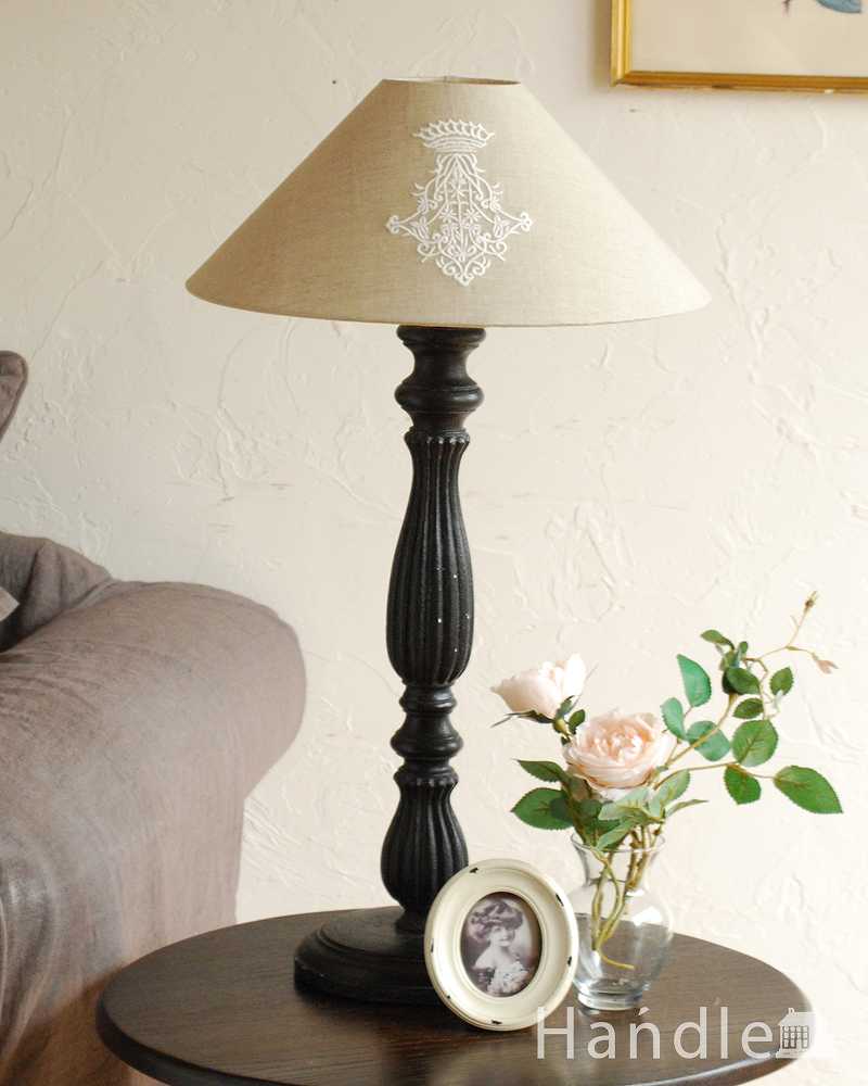 ブラックのスタンドがカッコよく空間を引き締めるテーブルランプ(E26球付)（Wooden Lamp Melusine Large Size） (cf-1032)