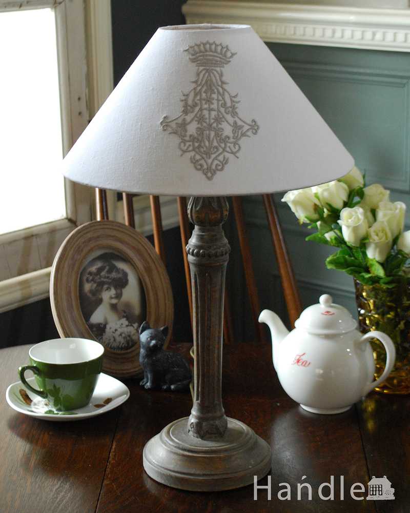 ホワイトのシェード×シックなスタンドを合わせたテーブルランプ(E26球付)(Wooden Lamp Flore） (cf-1036)