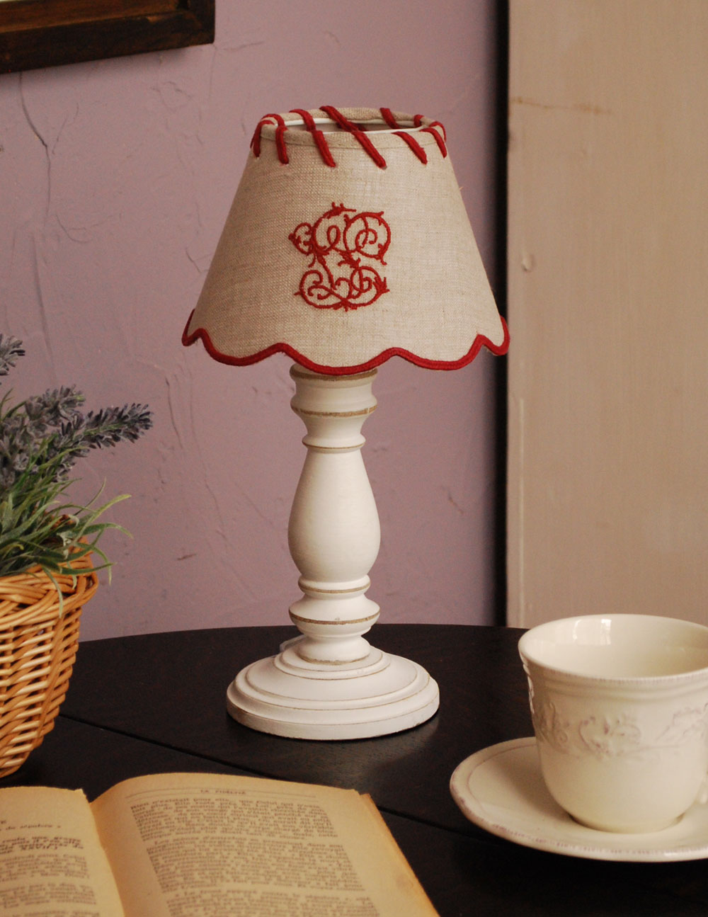 赤い刺繍が可愛いコントワール ド ファミーユのテーブルランプ Cfs 139 照明 ライティング