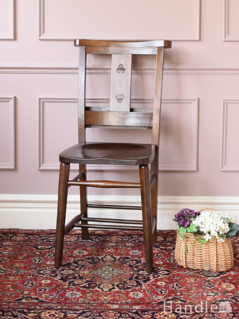 聖書箱が付いた可愛いチャペルチェア、クローバーのアンティークチャーチチェア