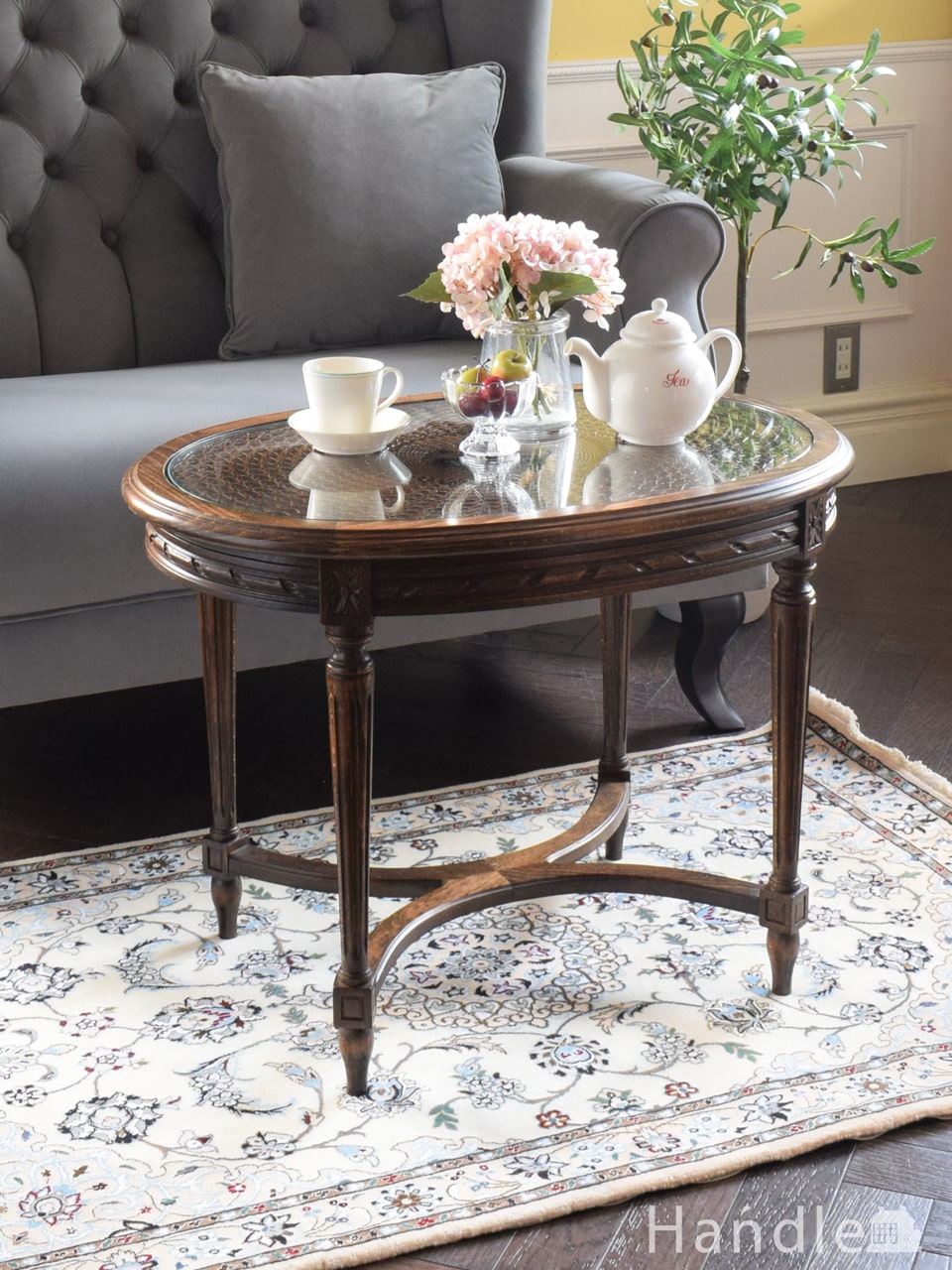 オーバル型のおしゃれなティーテーブル、天板の編み目模様が美しいコーヒーテーブル