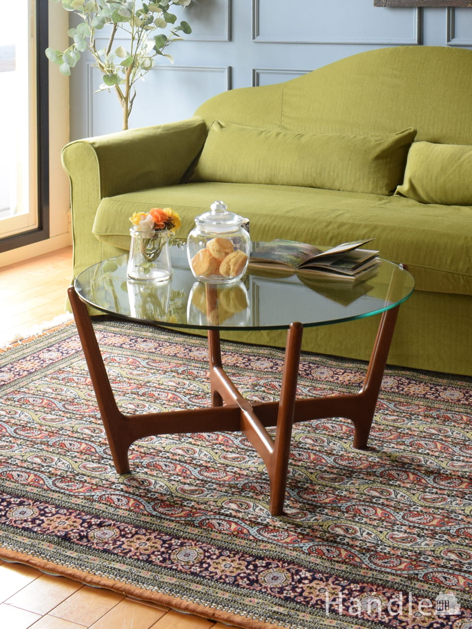 英国ビンテージのおしゃれなローテーブル、ガラス天板のコーヒーテーブル