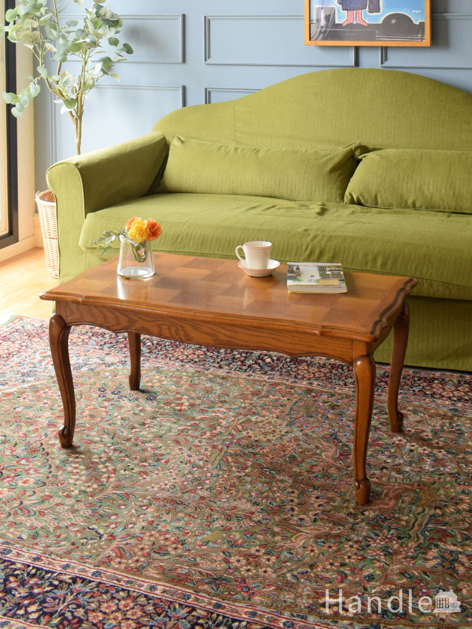 フランスから届いたアンティークのテーブル、天板のパーケットリーが美しいコーヒーテーブル 