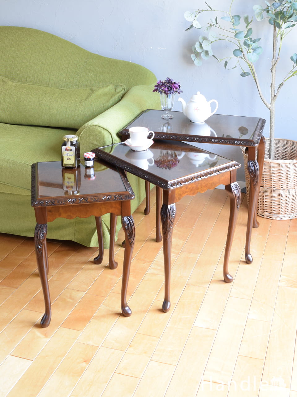 細くて長い脚が魅力的なアンティークテーブル、英国から届いたガラス天板のネストテーブル