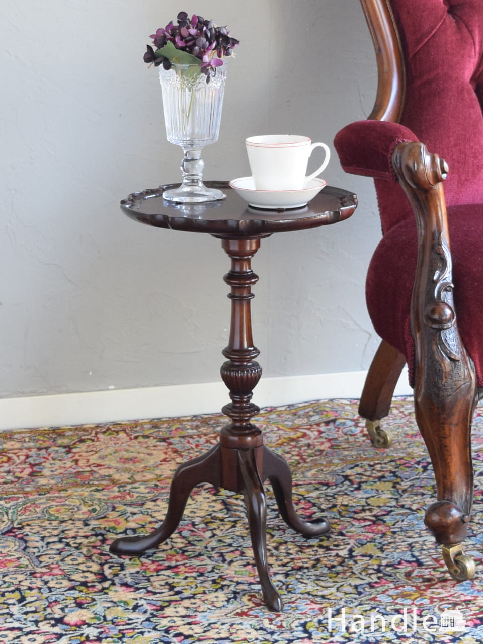 英国から届いたアンティークのサイドテーブル、トライポット脚が魅力的なおしゃれなワインテーブル