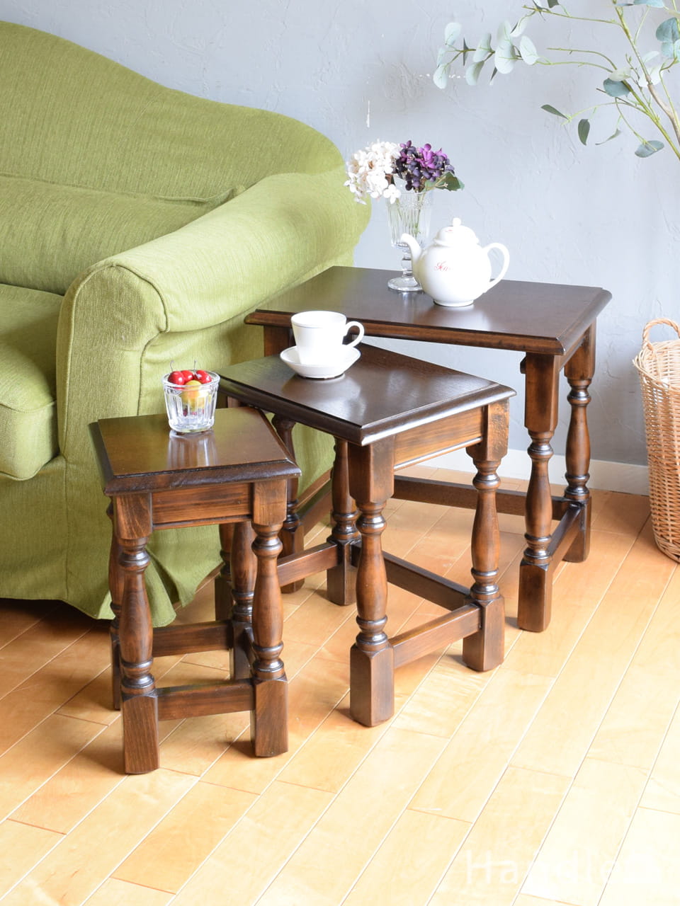 チョコレート色のおしゃれなテーブル、英国アンティークのネストテーブル