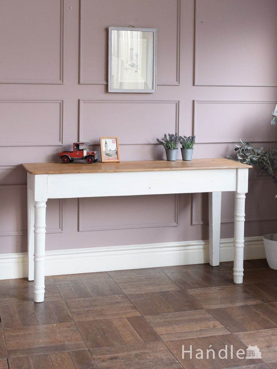 ツートーンカラーがおしゃれな白いテーブル、バンブーデザインのおしゃれなコンソール