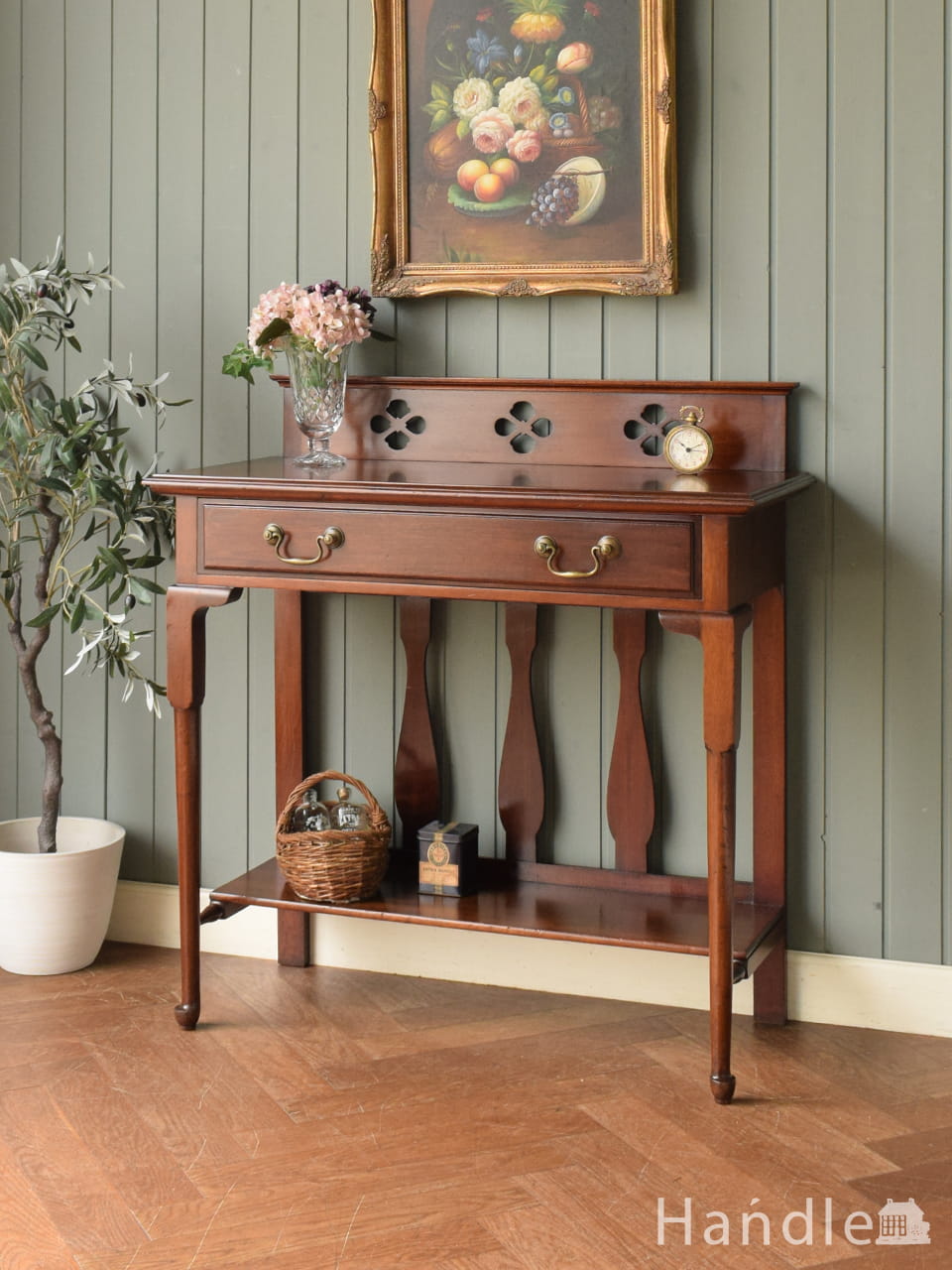 英国アンティークのコンソールテーブル、いろんな使い方で楽しめる美しいホールテーブル