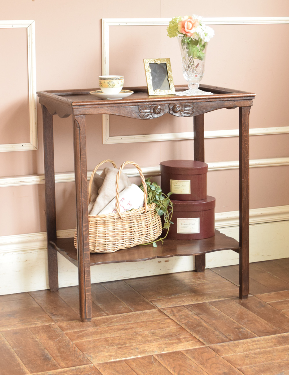 コンパクトで使いやすいアンティーク家具、お花が付いた小さなオケージョナルテーブル (d-1032-f-1)