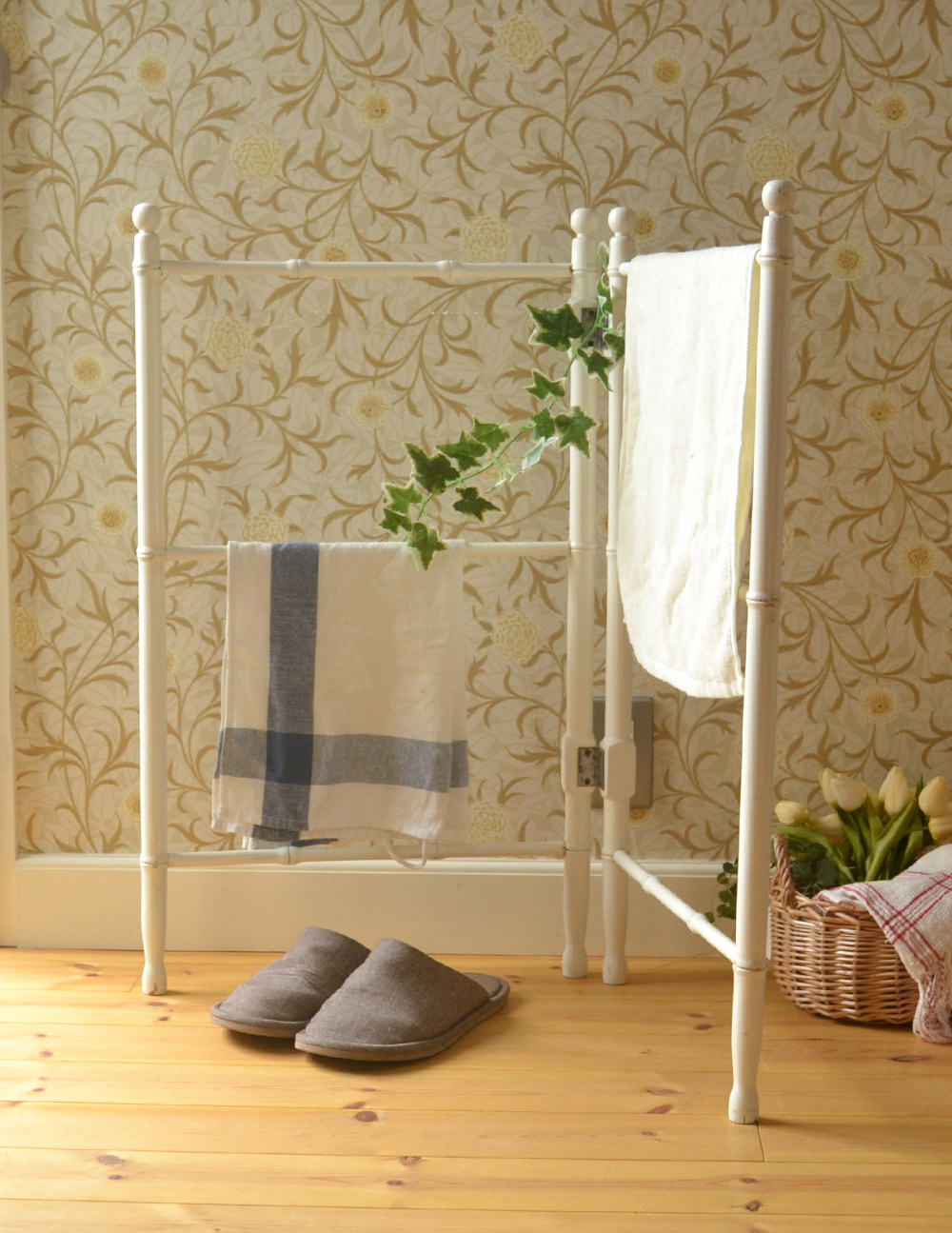 ホワイトカラーのアンティークタオルハンガー（タオルレイル） (d-1089-f)