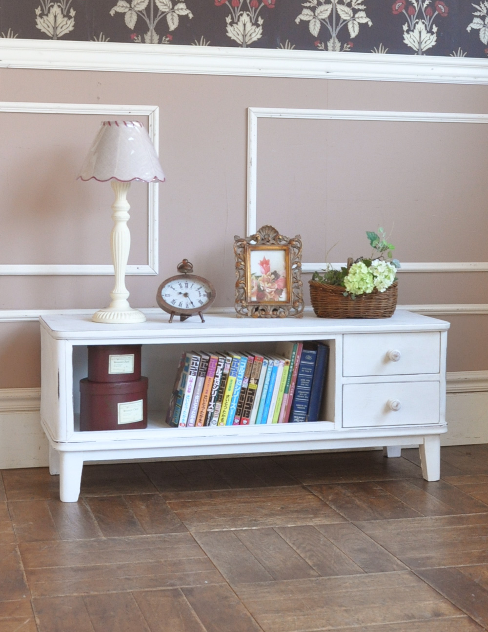 ホワイトペイントのアンティーク家具、テレビ台に使えるローキャビネット (d-1132-f)