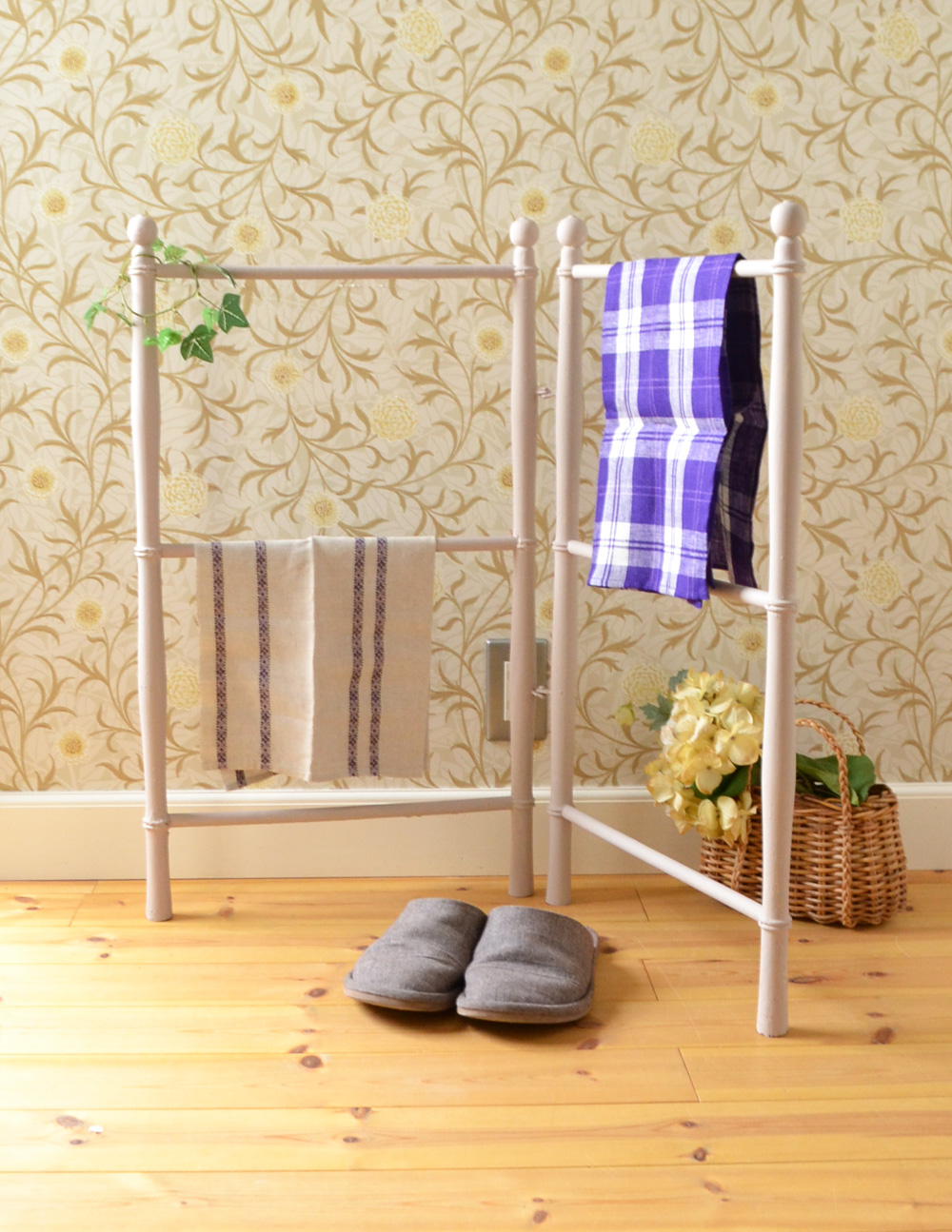 ペイント仕上げのアンティークタオルハンガー（ランドリーラック） (d-1198-f)