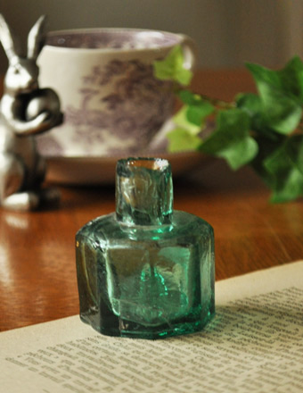 1930年代のアンティーク インクボトル （六角） (d-1025-z)