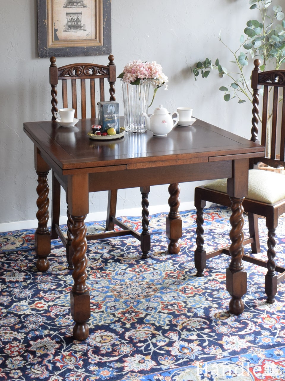 ツイストがおしゃれな伸長式ダイニングテーブル、英国アンティークのドローリーフテーブル