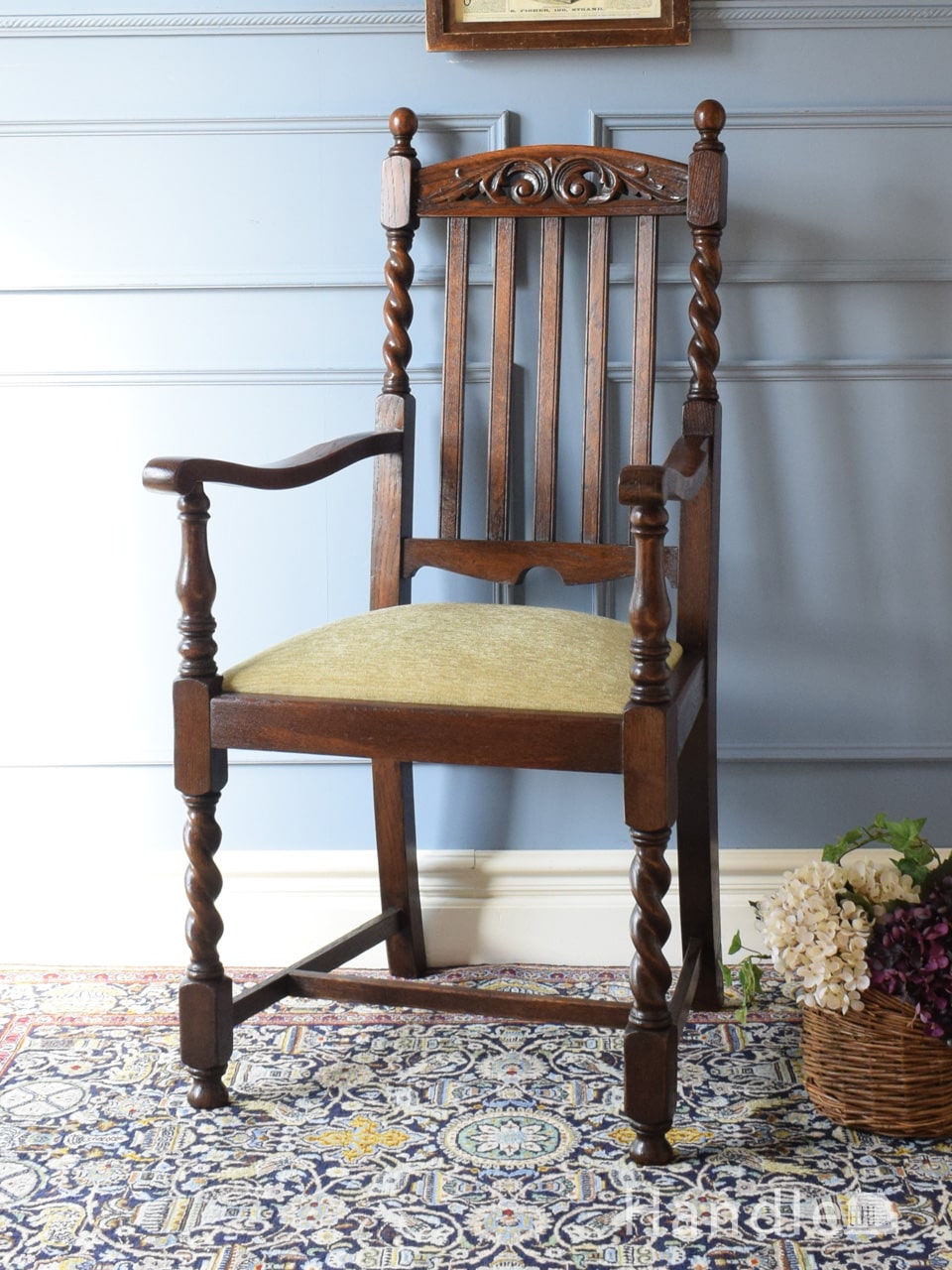 ツイストが美しい英国アンティークの椅子、イギリスから届いたオーク材のアーム付きダイニングチェア (q-629-c)