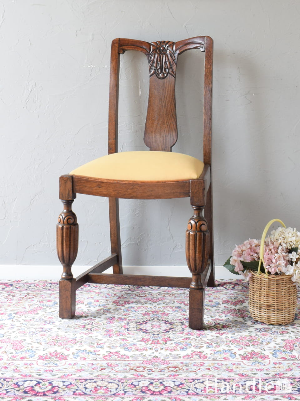 お花の彫刻が美しいバルボスレッグの椅子、英国アンティークのおしゃれなダイニングチェア (q-640-c)