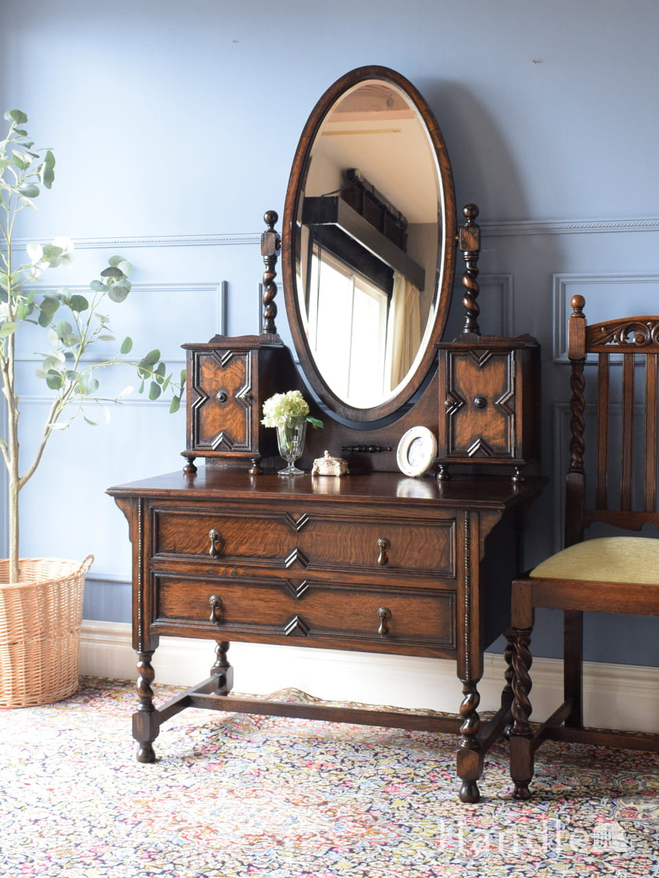 オーバル型のミラーがついたおしゃれなドレッサー、ツイストが美しい英国アンティークのドレッシングチェスト