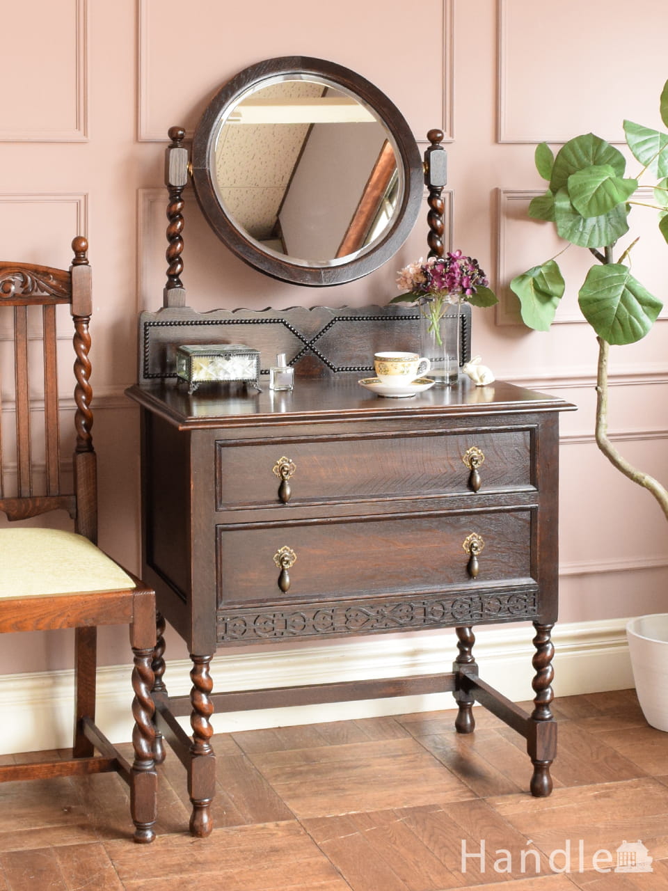 丸い鏡が可愛いドレッシングチェスト、イギリスから届いたおしゃれなアンティークドレッサー (q-3432-f)
