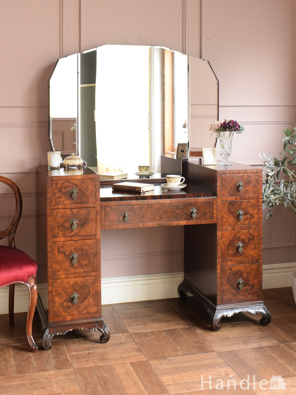 ウォールナット材の珠杢が美しいドレッサー、英国アンティークのおしゃれな三面鏡の鏡台 (q-3448-f)