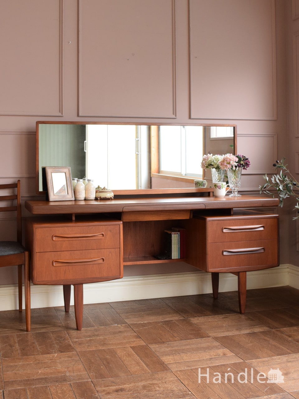 ビンテージのおしゃれなドレッサーデスク、イギリスから届いたG-PLANのfresco