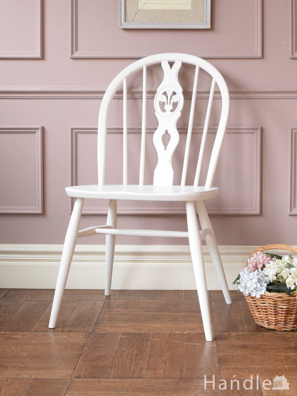 白いアーコール（ERCOL)のシスルバックチェア、大きな座面のおしゃれなビンテージチェア