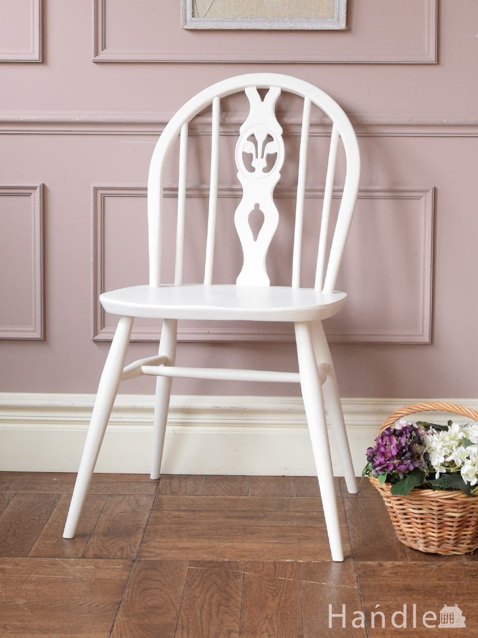 白いアーコール（ERCOL)のシスルバックチェア、英国生まれのおしゃれなビンテージチェア