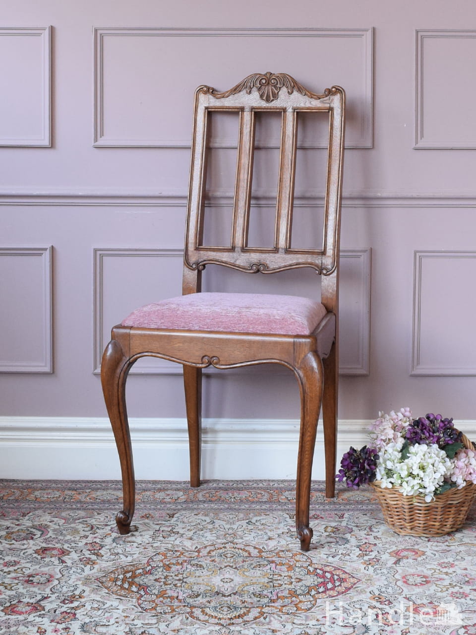 凛とした上品な立ち姿が魅力のアンティーク椅子、フランスから届いた猫足のダイニングチェア