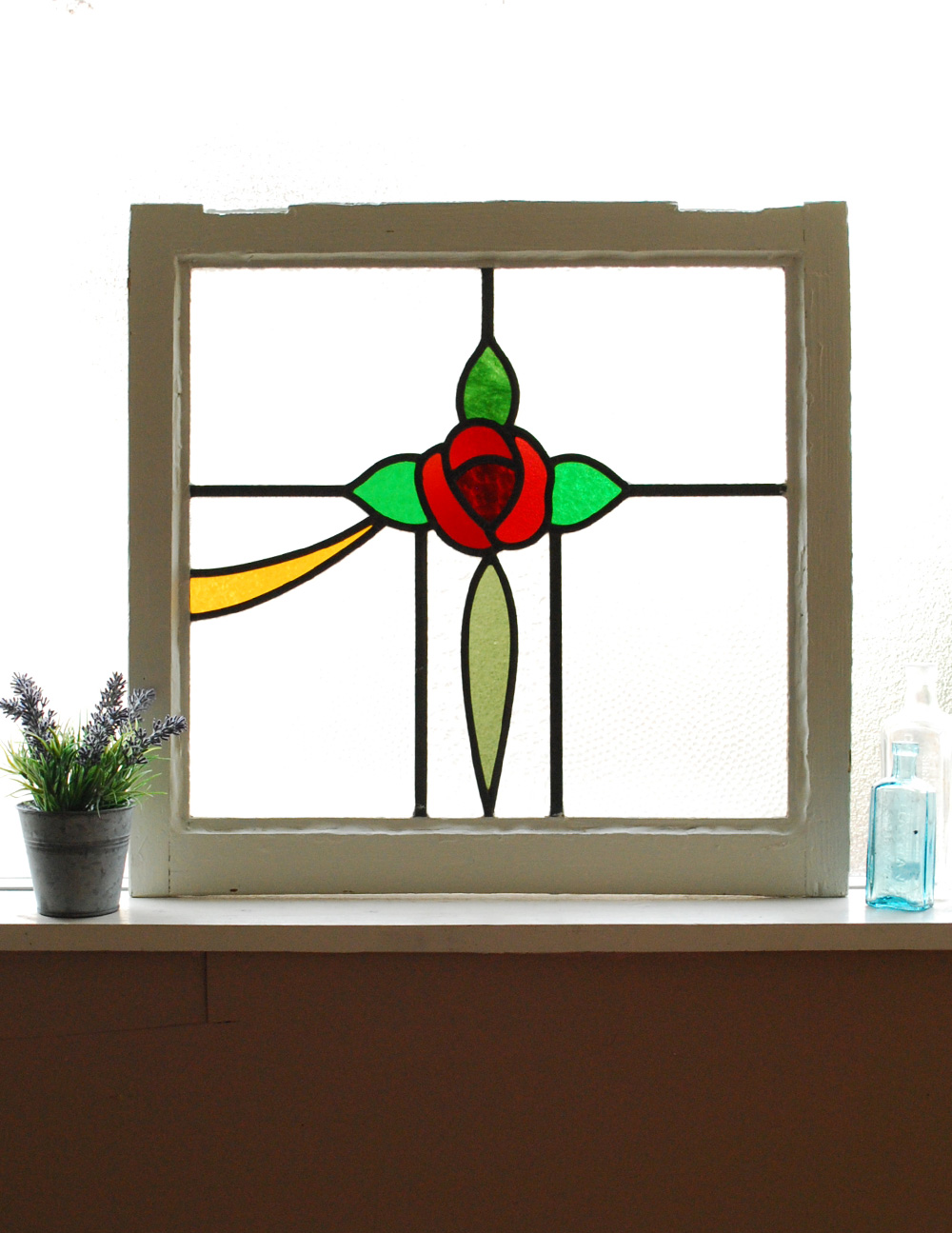 赤い一輪の薔薇が美しいアンティーク ステンドグラス (g-218)
