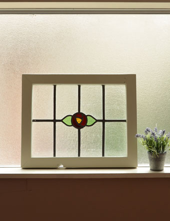 １輪の小さなバラが可愛いアンティーク ステンドグラス (g-821)