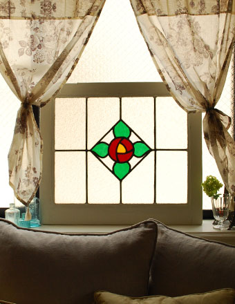 四角の中に入ったローズ　アンティーク ステンドグラス (g-853)